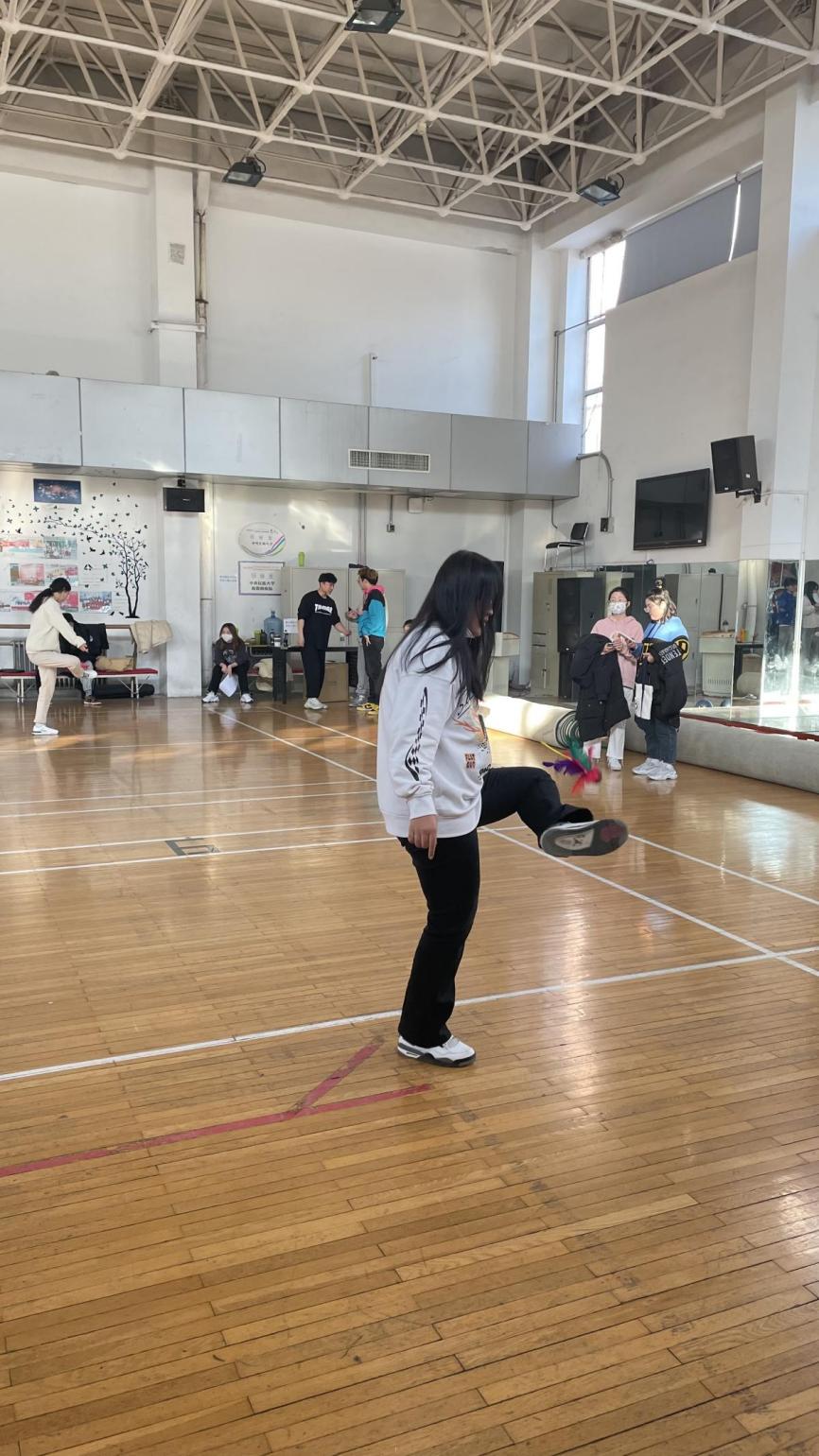 女子30秒个人单脚踢毽 奇来寒