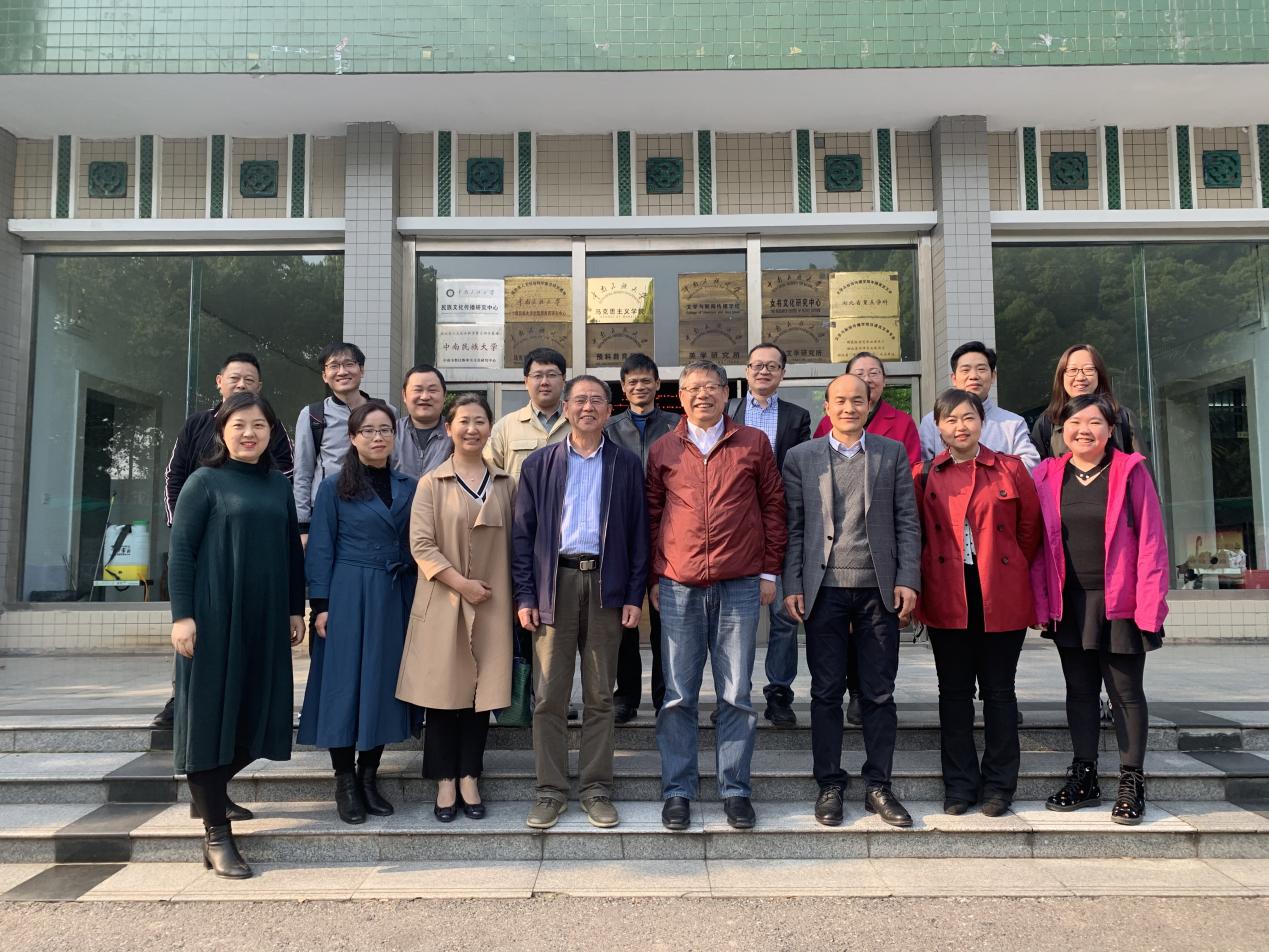 中南民族大学文学与新闻传播公司调研合影